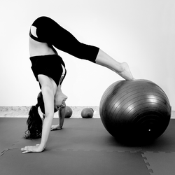 Utilizzo di una palla di equilibrio con lo yoga in sovrappeso